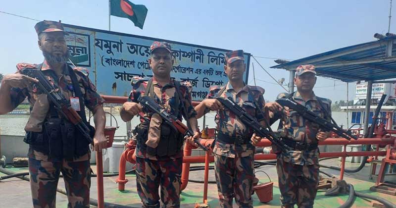 জ্বালানি তেলের মজুত প্রতিরোধ ও নিরবচ্ছিন্ন সরবরাহ নিশ্চিতে তেলের ডিপোতে বিজিবি মোতায়েন করা হয়েছে। ছবি: সংগৃহীত