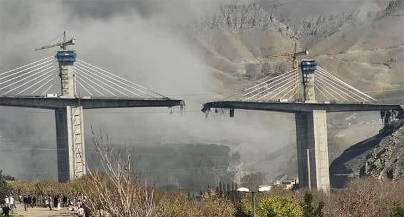 হামলায় ব্রিজের মধ্যভাগ ধসে পড়েছে। ছবি সংগৃহীত