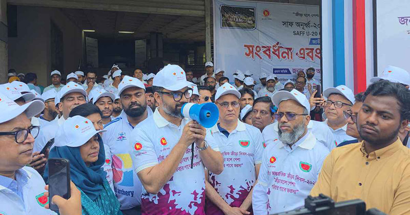 ‘জাতীয় ও আন্তর্জাতিক ক্রীড়া দিবস’ উপলক্ষে র‍্যালিতে অংশ নিয়েছেন যুব ও ক্রীড়া প্রতিমন্ত্রী আমিনুল হক। ছবি: সংগৃহীত