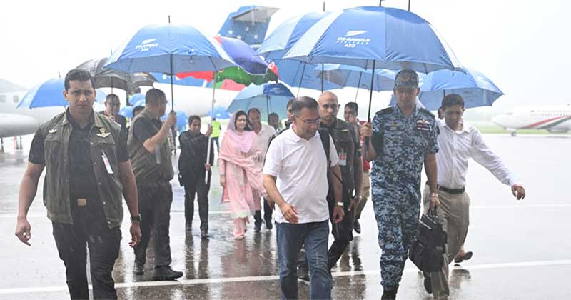 একদিনের সফরে আজ শনিবার সকালে সিলেটে পৌঁছান প্রধানমন্ত্রী তারেক রহমান। ছবি: পিএমও