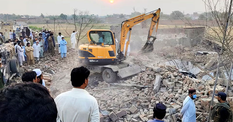 পাকিস্তানে গাড়ি বোমা হামলা ও গুলিতে ১২ পুলিশ সদস্য নিহত