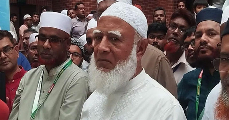 বিরোধী দলীয় নেতা ও জামায়াতের আমির ডা. শফিকুর রহমান শুক্রবার সন্ধ্যায় রংপুর শিল্পকলা একাডেমি প্রাঙ্গণে শুধী সমাবেশে অংশ নেওয়ার আগে সাংবাদিকদের সঙ্গে কথা বলেন।