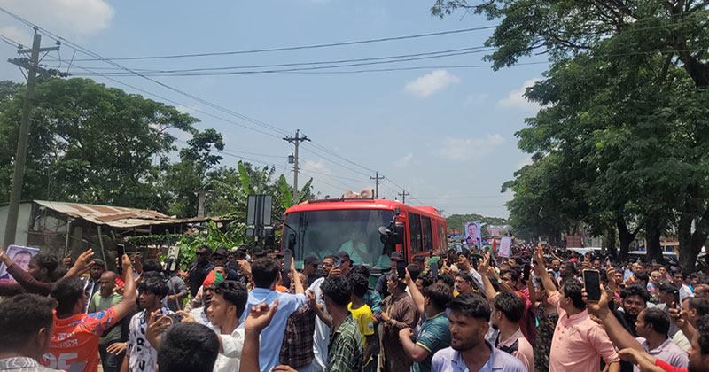 কুমিল্লার নিমসার এলাকায় প্রধানমন্ত্রীর গাড়ি বহর।