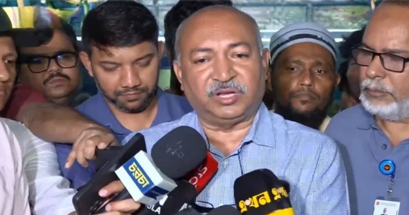 পরিদর্শন শেষে সাংবাদিকদের সাথে কথা বলছেন স্বাস্থ্য অধিদপ্তরের মহাপরিচালক অধ্যাপক ডাক্তার প্রভাত চন্দ্র বিশ্বাস।