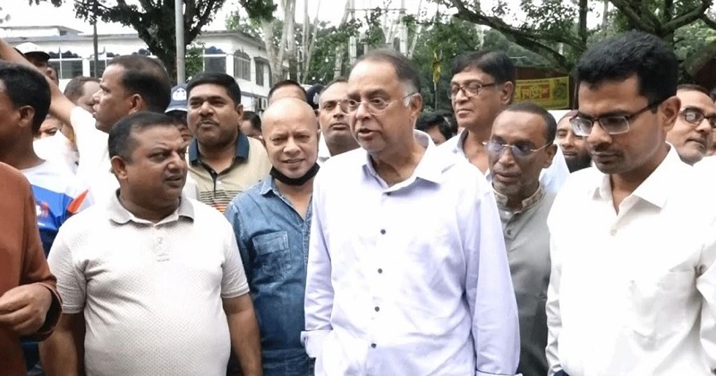 বুধবার সকালে শহরের মিরপুর এলাকায় অবস্থিত দীর্ঘদিনের পুরোনো বাসস্ট্যান্ডের সংস্কার কাজ পরিদর্শন করেন বিদ্যুৎ, জ্বালানি ও খনিজ সম্পদমন্ত্রী ইকবাল হাসান মাহমুদ টুকু।