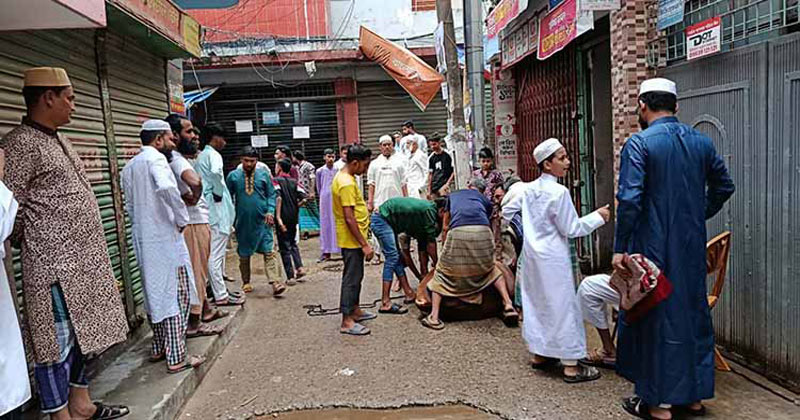 রাজধানীর পাড়া-মহল্লায় ত্যাগের মহিমায় পশু কোরবানি করছেন মুসল্লিরা
