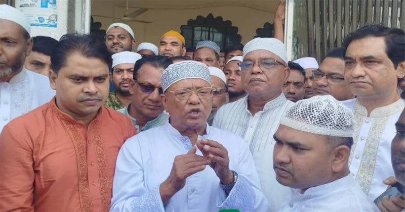 সোনাগাজী কেন্দ্রীয় জামে মসজিদ প্রাঙ্গণে পরিবেশমন্ত্রী আব্দুল আউয়াল মিন্টু।