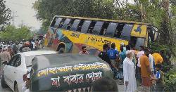 সিরাজগঞ্জে বাসচাপায় অটোভ্যানের ৩ যাত্রী নিহত