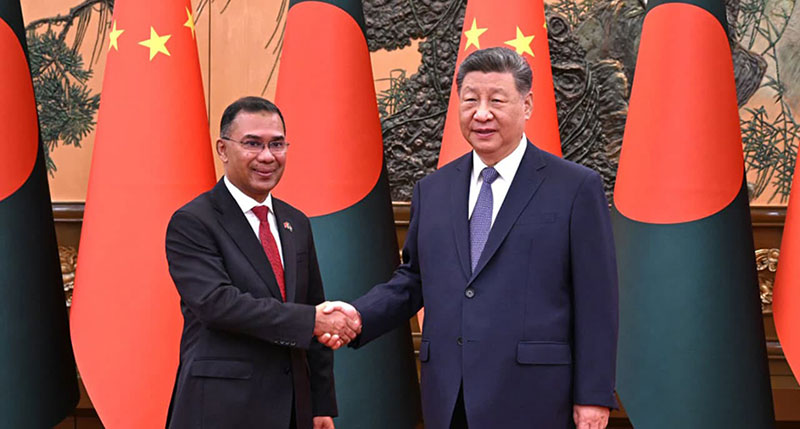আজ শুক্রবার স্থানীয় সময় সকাল ১০টায় বেইজিংয়ের গ্রেট হল অব দ্য পিপলে চীনের প্রেসিডেন্ট সি চিন পিংয়ের সঙ্গে সাক্ষাৎ করেন প্রধানমন্ত্রী তারেক রহমান। ছবি: পিএমও