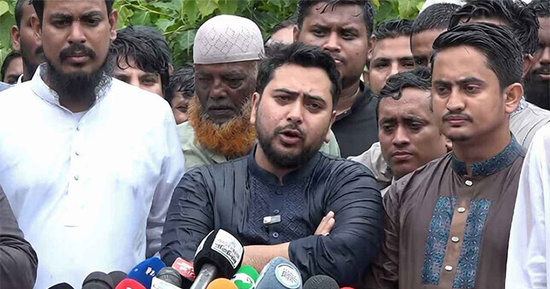 সাংবাদিকদের সঙ্গে কথা বলেন নাহিদ ইসলাম। ছবি: সংগৃহীত