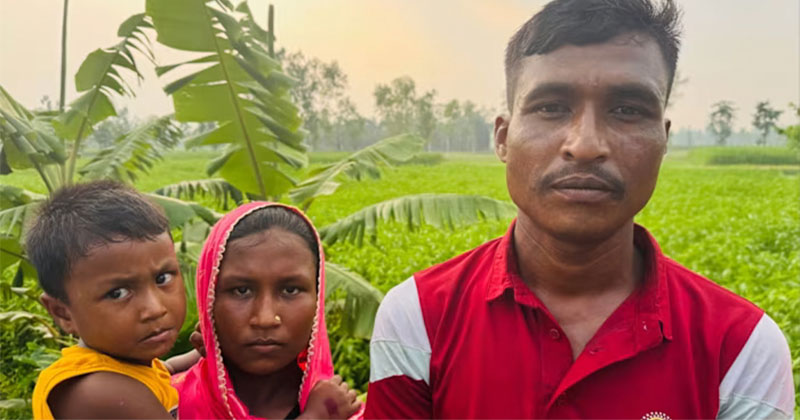 শূন্য রেখায় আটকে পড়া ভারত থেকে ঠেলে পাঠানো আপেল মিয়া ও তাঁর পরিবার। ছবি: ফাইন্যানসিয়াল টাইমস
