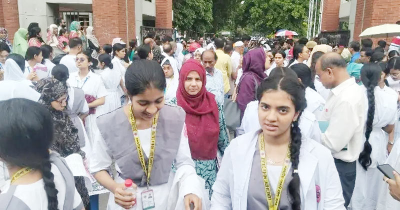 রাজধানীতে পরীক্ষাকেন্দ্রের সামনে পরীক্ষার্থী ও অভিভাবকদের ভিড়