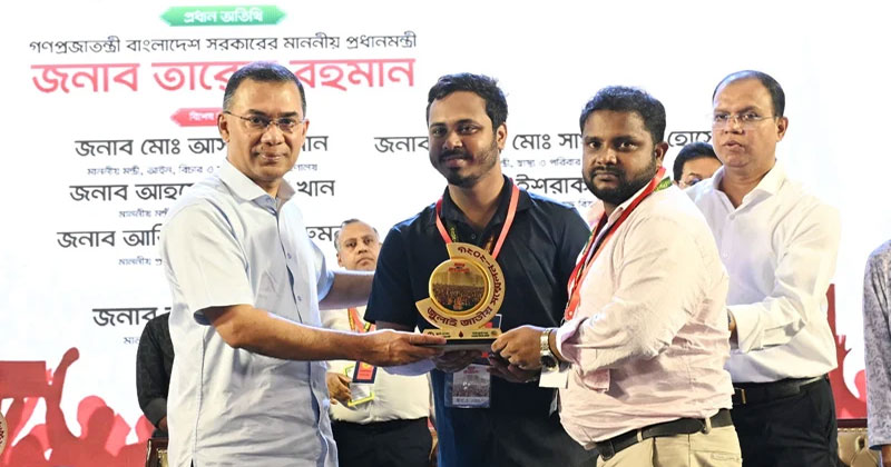শহীদ পরিবারের সদস্য ও জুলাই আন্দোলনে আহতদের হাতে স্মৃতি স্মারক তুলে দেন প্রধানমন্ত্রী তারেক রহমান