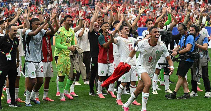 ২০২৬ বিশ্বকাপের শেষ ষোলোর ম্যাচে কানাডাকে হারিয়ে কোয়ার্টার ফাইনালে ওঠার আনন্দে মেতেছেন মরক্কোর ফরোয়ার্ড সোফিয়ান রাহিমি ও তার সতীর্থরা।