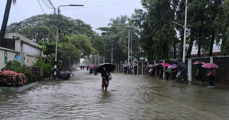 টানা বৃষ্টিতে চট্টগ্রাম নগরজুড়ে জলাবদ্ধতা, বাসাবাড়িতে পানি