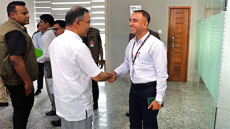 প্রধানমন্ত্রী তারেক রহমানের সঙ্গে মো. আব্দুল জব্বার মণ্ডলের সাক্ষাৎ। ছবি: সংগৃহীত