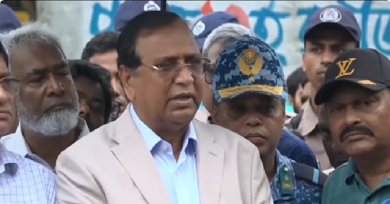 সাংবাদিকদের সঙ্গে কথা বলছেন ডিএসসিসি প্রশাসক মো. আবদুস সালাম।