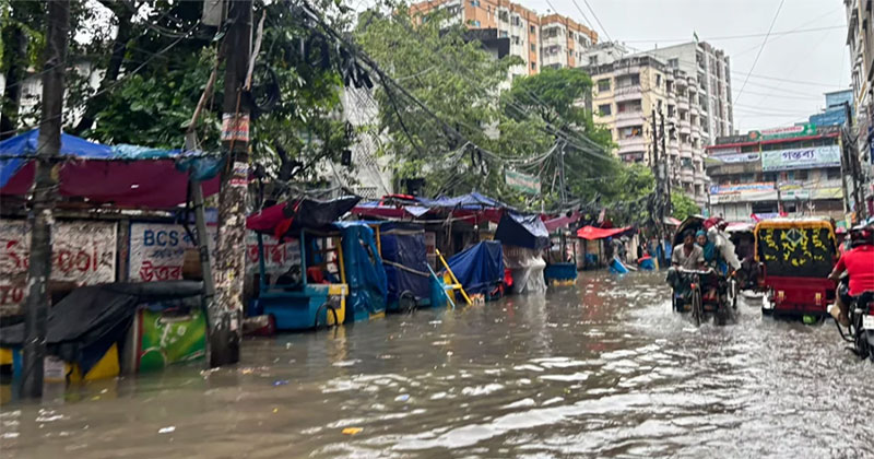 রাজধানীর জিগাতলা কাচাবাজার এলাকায় আজ রোববার সকালে রাস্তায় এমন পানি দেখা গেছে।