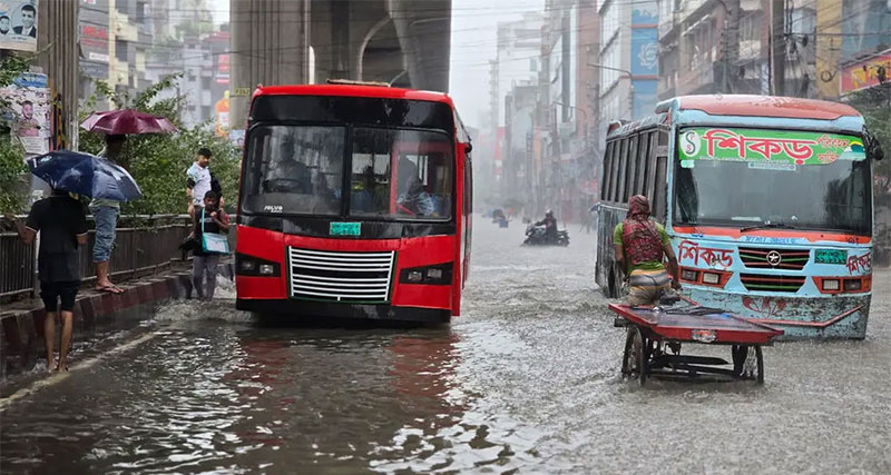 শেষ আষাঢ়ের বৃষ্টিতে ডুবলো ঢাকার সড়ক-অলিগলি