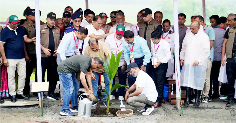 বরিশালের গৌরনদীতে নারিকেল ও নিম গাছের চারা লাগিয়ে বৃক্ষরোপণ কর্মসূচির উদ্বোধন করেন প্রধানমন্ত্রী তারেক রহমান। ছবি: পিএমও