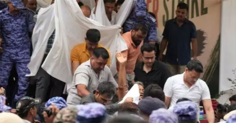 সাদা কাপড় দিয়ে ডেকে সোনম ওয়াংচুককে সরিয়ে নেয় দিল্লি পুলিশ/ ছবি: পিটিআই