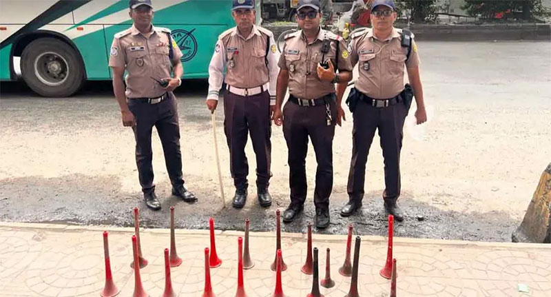 গোলাপবাগ ক্রসিংয়ে ২১ জুলাই সকালে অভিযানে ১৭টি হাইড্রোলিক হর্ন জব্দ করেছে পুলিশ