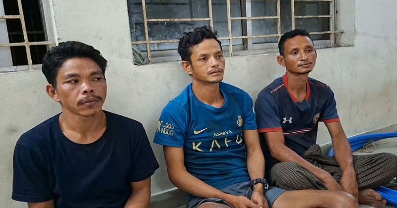 বিজিবির হাতে আটক মিয়ানমারের সরকারি বাহিনীর তিন সদস্য।