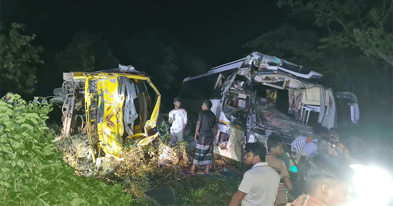 দুর্ঘটনাকবলিত বাস ও ট্রাক দুটিই দুমড়েমুচড়ে যায়।