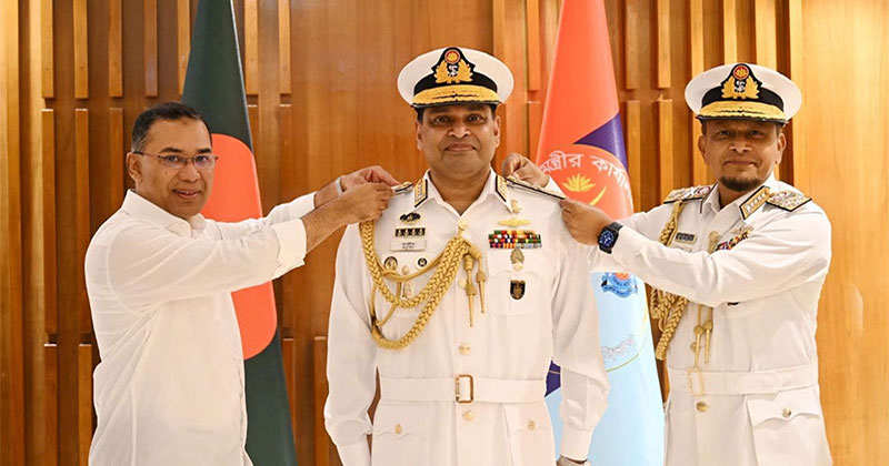 নবনিযুক্ত নৌপ্রধানকে ভাইস অ্যাডমিরাল র‍্যাংক ব্যাজ পরিয়ে দিলেন প্রধানমন্ত্রী ও বিদায়ী নৌপ্রধান। ছবি: সংগৃহীত