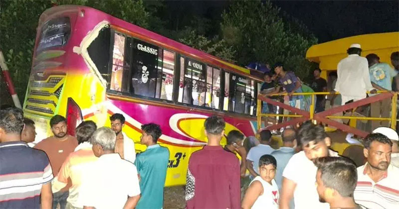 লেভেল ক্রসিং পারাপারের সময় এ দুর্ঘটনা ঘটে।