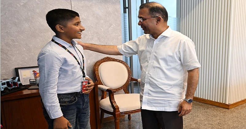 যে হাসিতে মন জয় করল তাহসিন, ডেকে নিলেন প্রধানমন্ত্রী 