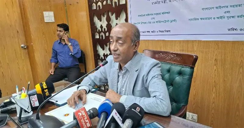 সচিবালয়ে সাংবাদিকদের সঙ্গে কথা বলেন আইনমন্ত্রী মো. আসাদুজ্জামান।