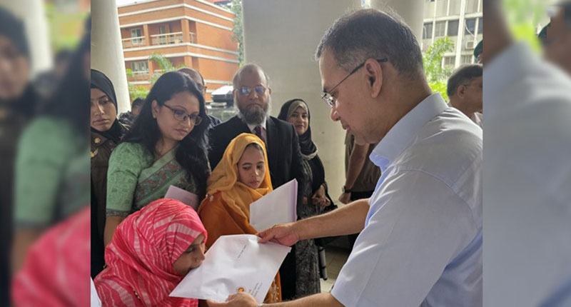 প্রতিবন্ধী তিন ব্যক্তির হাতে নিয়োগপত্র তুলে দিলেন প্রধানমন্ত্রী