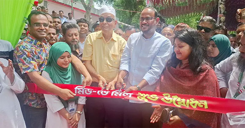 কালিহাতীর ইছাপুর শেরে বাংলা উচ্চ বিদ্যালয়ে মিড-ডে মিলের উদ্বোধন করছেন মৎস্য ও প্রাণিসম্পদ প্রতিমন্ত্রী সুলতান সালাউদ্দিন টুকু।