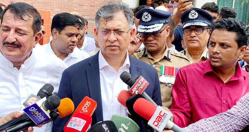 আজ সকালে রাজশাহীর সারদায় বাংলাদেশ পুলিশ একাডেমিতে সাংবাদিকদের প্রশ্নের জবাব দেন স্বরাষ্ট্রমন্ত্রী।
