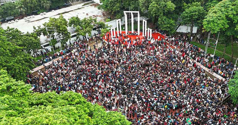 দেশের বিভিন্ন প্রান্ত থেকে মানুষ ঢাকার কেন্দ্রীয় শহীদ মিনারে জড়ো হন। সেখান থেকেই সরকার পতনের এক দফা কর্মসূচি ঘোষণা করা হয়। ছবি: সংগৃহীত