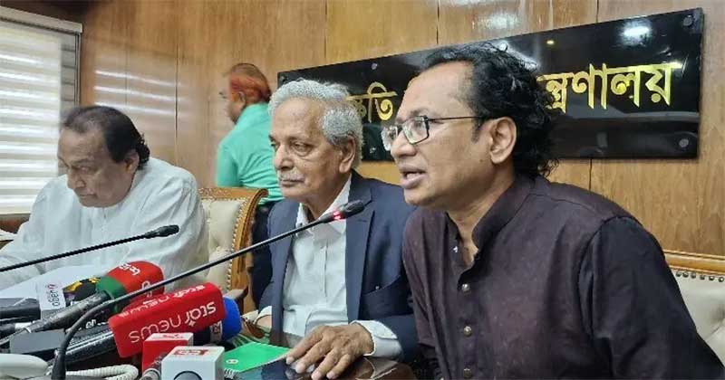 সংবাদ সম্মেলনে কথা বলছেন প্রধানমন্ত্রীর তথ্য উপদেষ্টা ডা. জাহেদ উর রহমান।