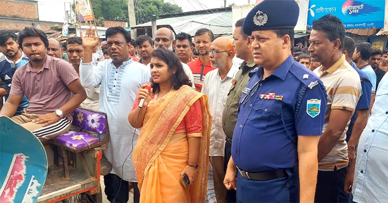 বদলগাছী উপজেলা নির্বাহী কর্মকর্তা (ইউএনও) ও পুলিশ ঘটনাস্থলে পৌঁছে পরিস্থিতি নিয়ন্ত্রণে আনেন।