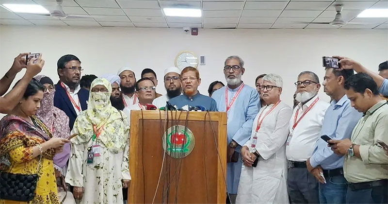 আগারগাঁও নির্বাচন কমিশন থেকে মনোনয়ন ফরম নেওয়ার পর কথা বলেন হামিদুর রহমান