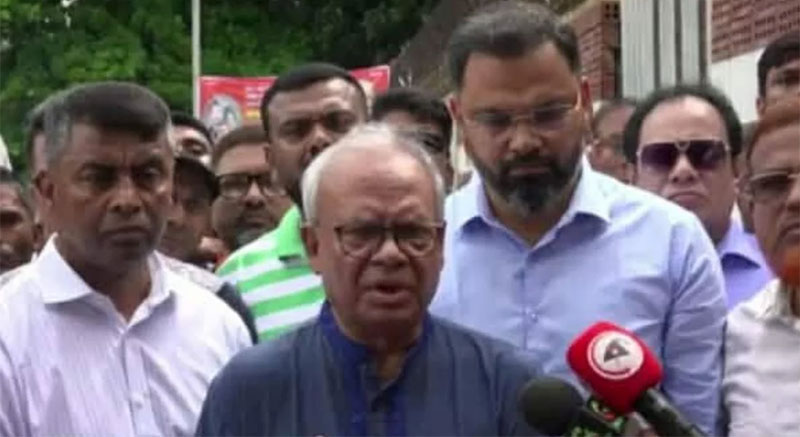 প্রধানমন্ত্রী তারেক রহমানের ছোট ভাই প্রয়াত আরাফাত রহমান কোকোর জন্মদিন উপলক্ষে বনানী কবরস্থান তার কবর জিয়ারত ও শ্রদ্ধা নিবেদন শেষে সাংবাদিকদের ব্রিফিং করছেন রুহুল কবুর রিজভী