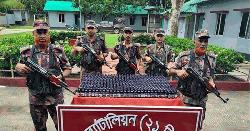 বেনাপোল পুটখালী বিজিবি'র অভিযানে ৬১৭ বোতল এসকাফ সিরাপ জব্দ