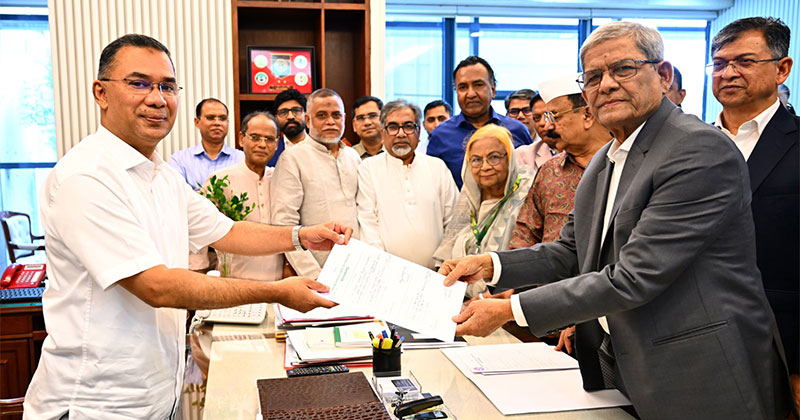 মির্জা ফখরুল ইসলাম আলমগীরের হাতে রাষ্ট্রপতি নির্বাচনের মনোনয়নপত্র তুলে দেন প্রধানমন্ত্রী ও বিএনপির চেয়ারম্যান তারেক রহমান।