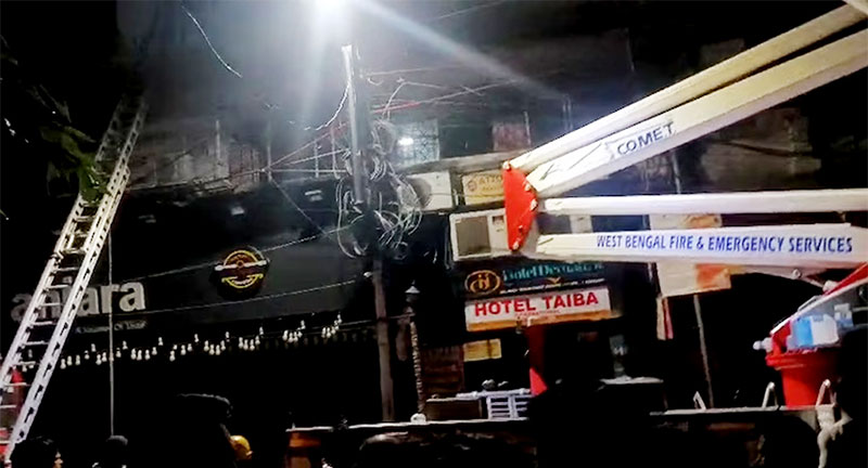 কলকাতা নিউমার্কেটের কাছে মির্জা গালিব স্ট্রিটের হোটেল শিখা ইনে আজ আগুন লেগে নয়জন নিহত হয়েছে।