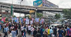 অবৈধতার বৈধতা দাবিতে বানানীর সড়কে স্লিপার বাসের মালিকরা