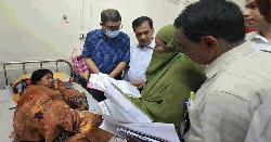 মজুত থাকা স্যালাইন না দেওয়ায় রোগীকে টাকা ফেরত দিলেন স্বাস্থ্যমন্ত্রী