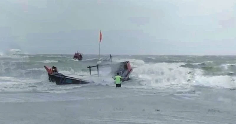 উত্তাল বঙ্গোপসাগরে বৈরী আবহাওয়ার কবলে পড়ে বরগুনার পাথরঘাটার ‘এফবি বরকত’ নামের একটি মাছ ধরার ট্রলার ডুবে গেছে।