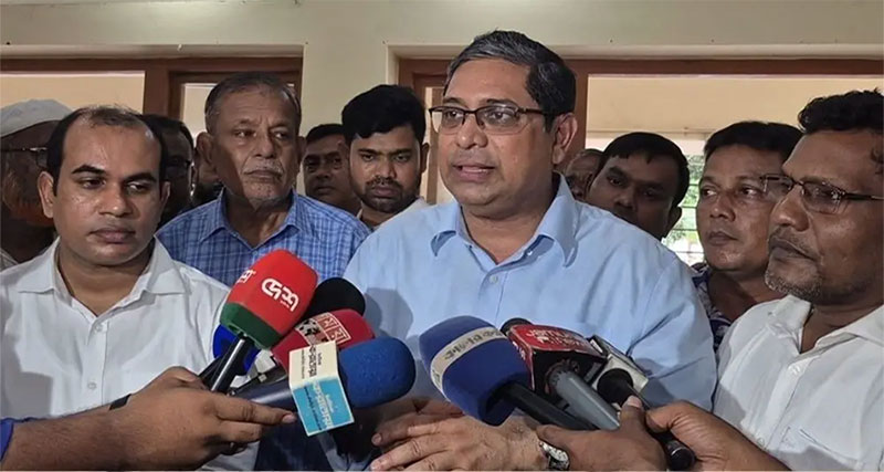 বগুড়ার শিবগঞ্জে কৃতি শিক্ষার্থীদের সংবর্ধনা অনুষ্ঠান শেষে সাংবাদিকদের প্রশ্নের জবাব দেন প্রতিমন্ত্রী মীর শাহে আলম