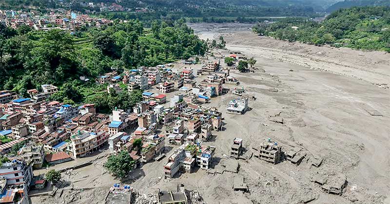 আকস্মিক বণ্যার পর নেপালের একটি বিধ্বস্ত এলাকার ছবি। ছবি: এএফপি