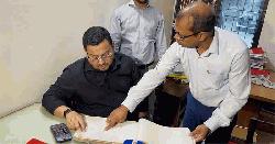হঠাৎ পরিদর্শনে গিয়ে অফিসে কর্মকর্তাদের না পেয়ে ভূমি প্রতিমন্ত্রীর ক্ষোভ