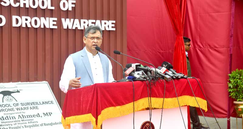 সিলেট সেক্টর সদর দপ্তরে ‘সীমান্ত স্কুল অব সার্ভেইল্যান্স অ্যান্ড ড্রোন ওয়ারফেয়ার’ উদ্বোধন শেষে প্রেস ব্রিফিংয়ে কথা বলেন স্বরাষ্ট্রমন্ত্রী সালাহউদ্দিন আহমদ।